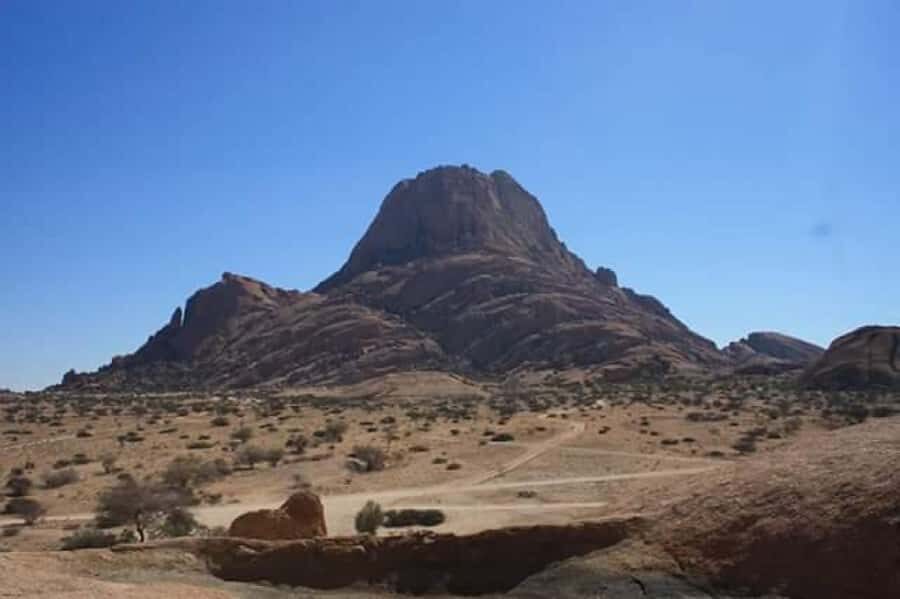 Spitzkoppe : via Zeila Shipwreck - Photo Stop Near Usakos: A Small Moment That Breaks Up the Return Drive